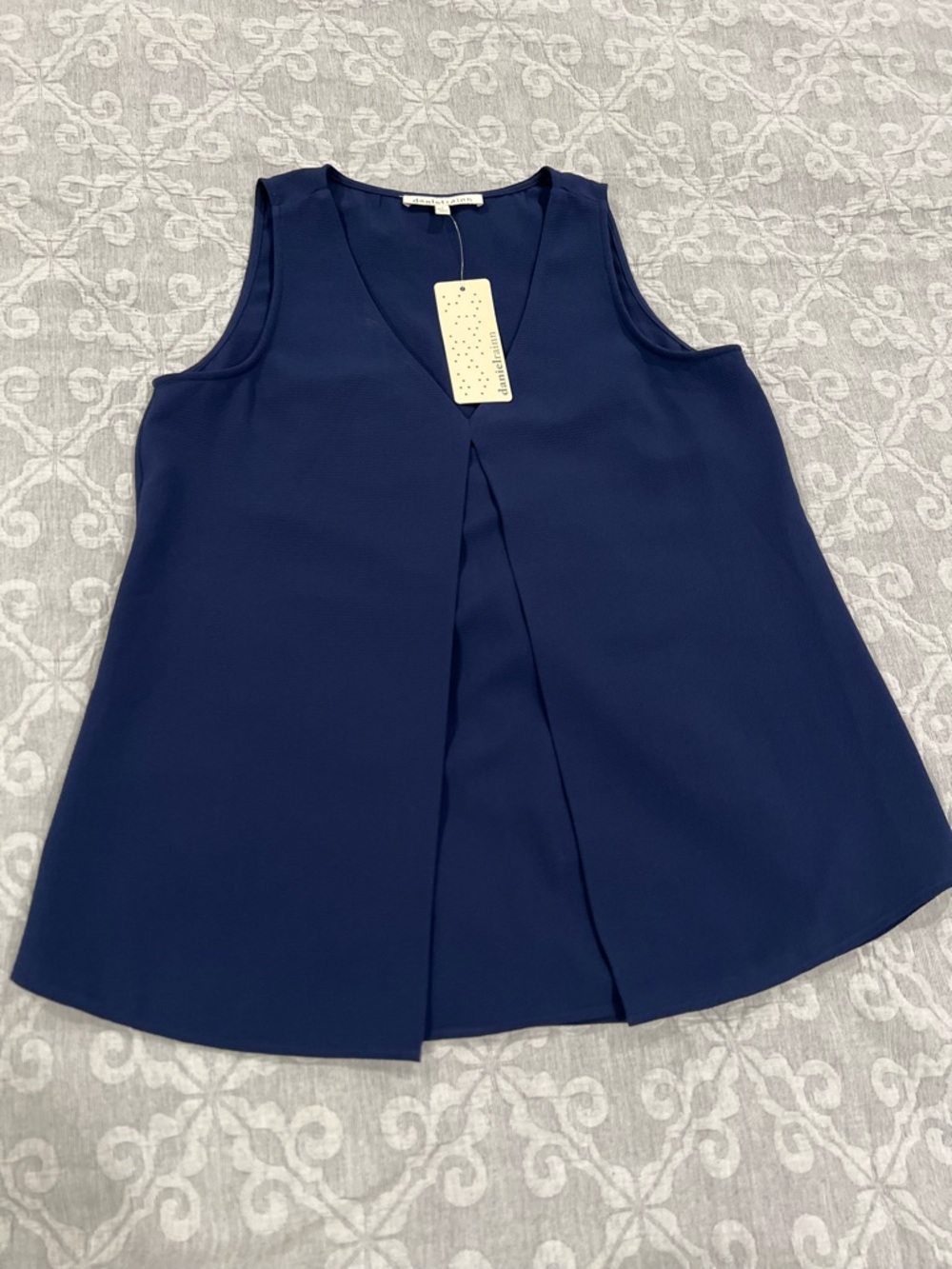 Daniel Rainn Navy V-Neck Sleeveless Pleat Front Camisole - Picture 1 of 4